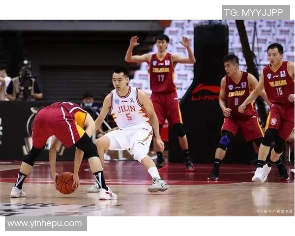 山东男篮迎战广东宏远全力争胜展现球队实力与斗志