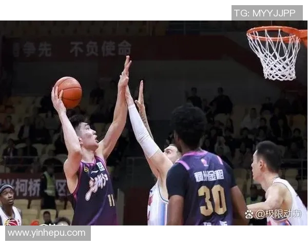 CBA激战四川队迎战首钢队双方争夺季后赛名额的关键之战