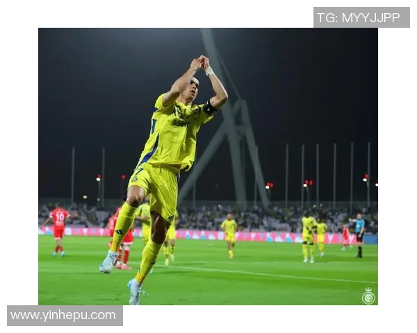 球迷疯狂冲入赛场抢夺C罗球衣引发热议成欧冠奇葩瞬间